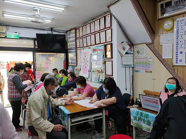 年長里民配合健康檢查、加強醫療觀念。圖／明湖里辦公處粉專提供