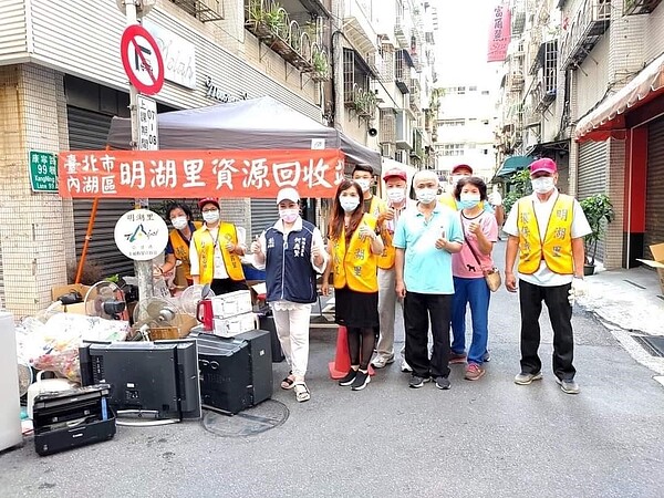 何應賢（左三）視察「幸福有里」活動，開心的比讚。圖／明湖里辦公處粉專提供