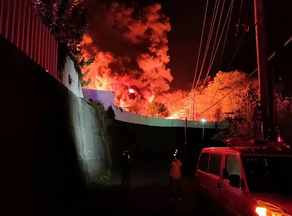 台中市后里橡膠工廠在去年初3次火警釀空汙，第一次黑煙竄天，數公里外居民聞到異味，火勢延燒13小時才撲滅，市府裁罰650萬元，都被法院撤銷。記者陳宏睿／翻攝