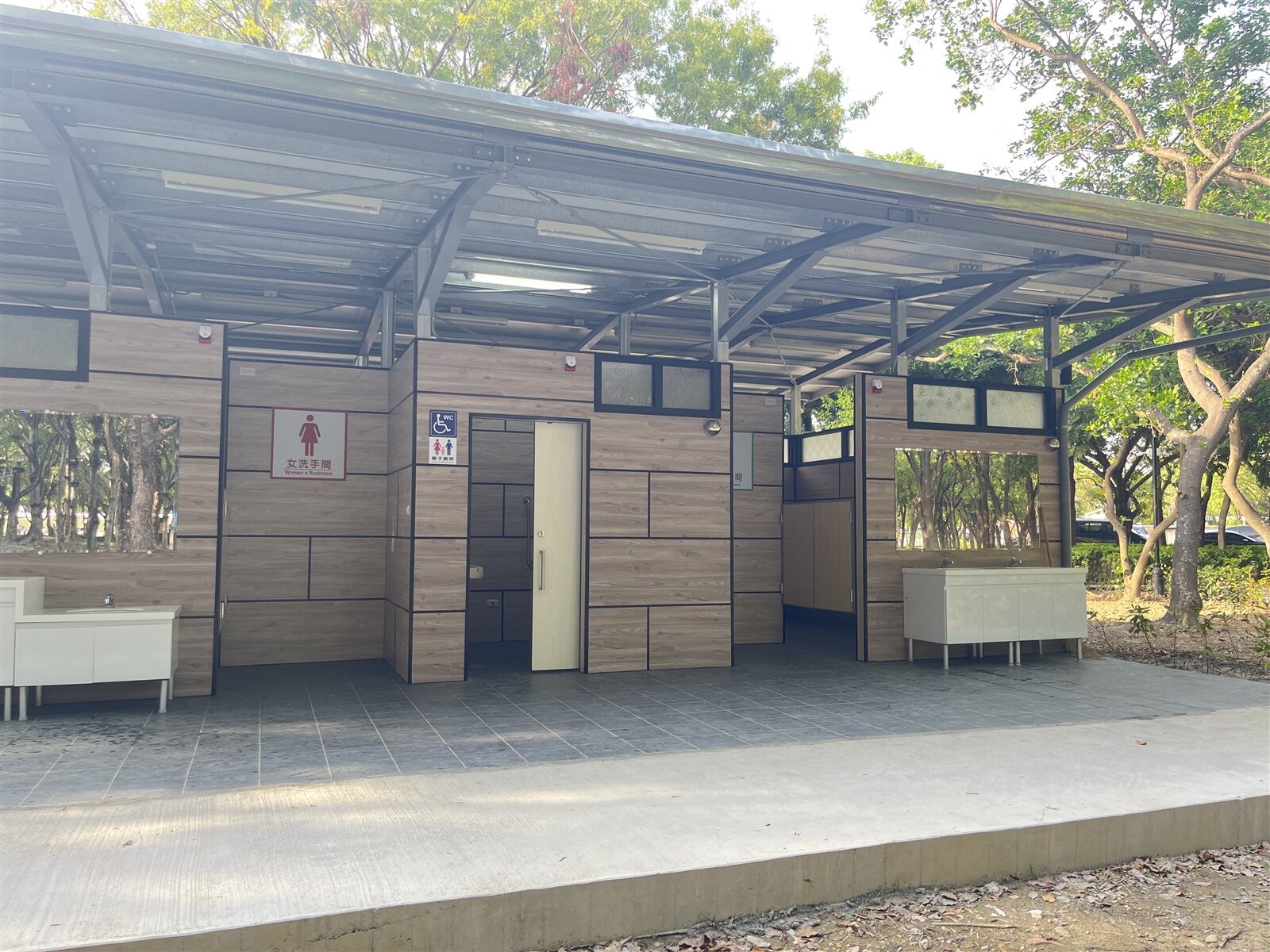 斗六膨鼠森林公園公廁已加裝門板。記者黃于凡/攝影