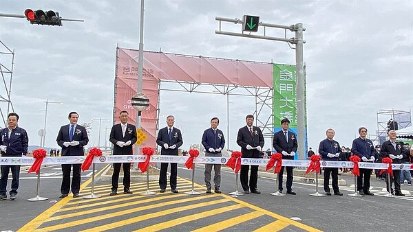 金門大橋30日上午舉行通車典禮,在與會貴賓共同剪綵後,正式宣告於下午三點開放通車,劃下新的歷史性里程碑。(于家麒攝)
