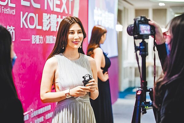 後疫情時代助長宅經濟趨勢，網紅直播帶貨也躍升為市場主流，勇於和粉絲互動的素人在累積聲量的同時也吸引廠商上門談合作。（主辦單位提供）