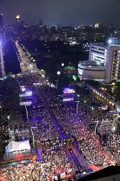 台灣迄今未嚴格修法管制大型群聚活動,僅由地方政府擬定自治條例。圖為台北市政府前的跨年晚會。圖/聯合報系資料照