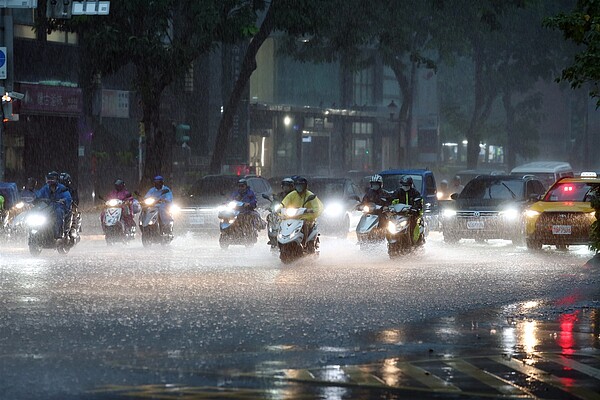 東北季風影響及颱風外圍雲系影響，易有短延時強降雨，中央氣象局發布豪雨特報。聯合報系資料照