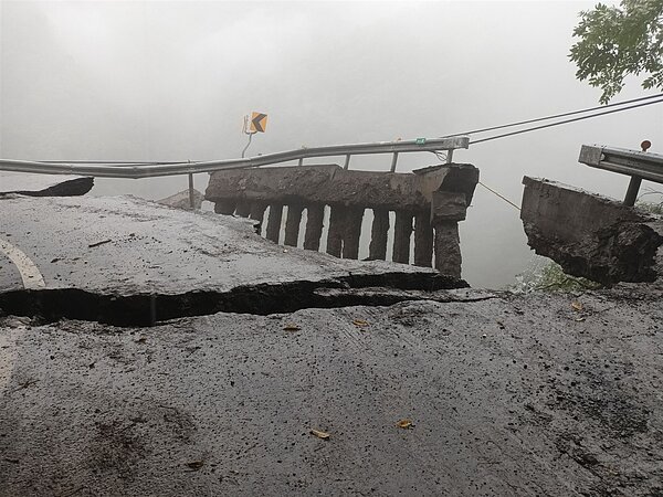 台7線81K+200又發生路基流失50公尺,下邊坡大規模坍滑180公尺,延至11月9日才能搶通便道。圖/公路總局四區處提供