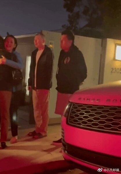 疑似中國名導演馮小剛（右二）夫婦在洛杉磯豪宅送別朋友的影片，近日在網路上流傳。（取材自微博／影片截圖）