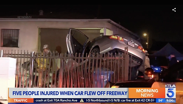 東洛杉磯驚見飛天汽車,從5號高速公路飛進居民區。(KTLA5截圖)