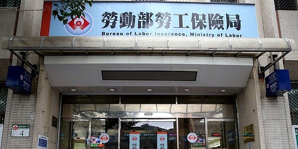 勞動部表示,勞保老年給付請領方式,分為老年年金給付(按月領)、老年一次金給付、一次請領老年給付三種,採計年資的方式不太相同。圖/中時報資料照片