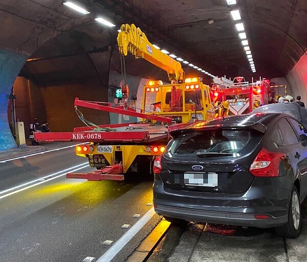 雪山隧道晚間發生自小客車火燒車，11點多排除事故車，無人受傷。圖／國九隊提供