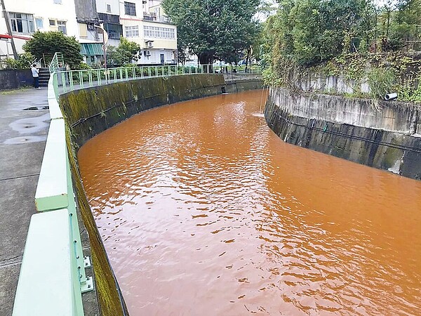 宜蘭縣羅東鎮南門圳、知名大飯店旁的溝圳河水，30日呈現一片橘色，不少民眾質疑是不肖工廠趁雨天偷排廢水，還有網友打趣說是「泰式奶茶」。（民眾提供／吳佩蓉宜蘭傳真）