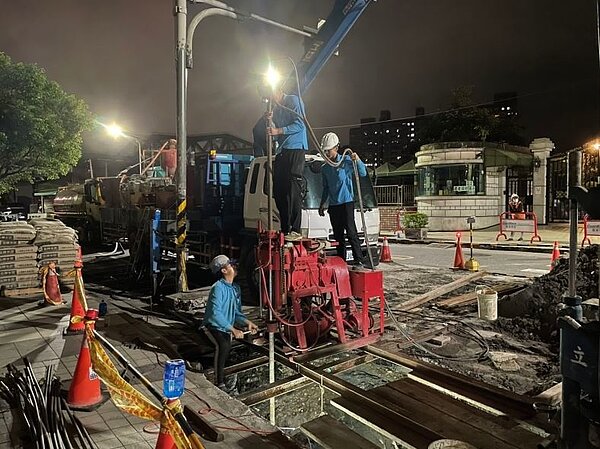 汐止工建路下陷發生迄今，水利局日夜趕工。圖／新北市水利局提供