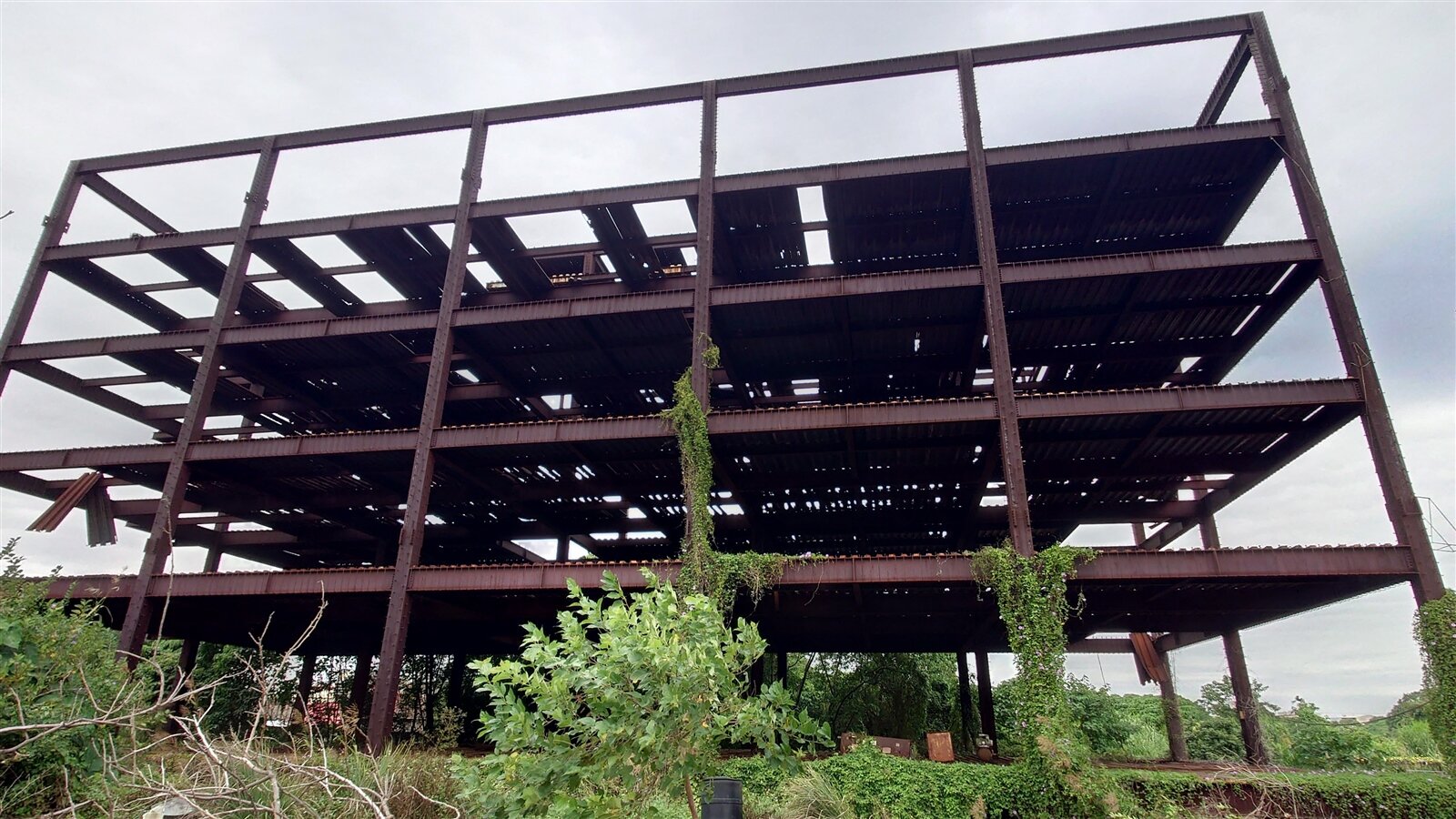 彰化縣永靖鄉醫療專用區上面的綜合醫院結構嚴重鏽蝕,地方頭大但束手無策。記者簡慧珍/攝影