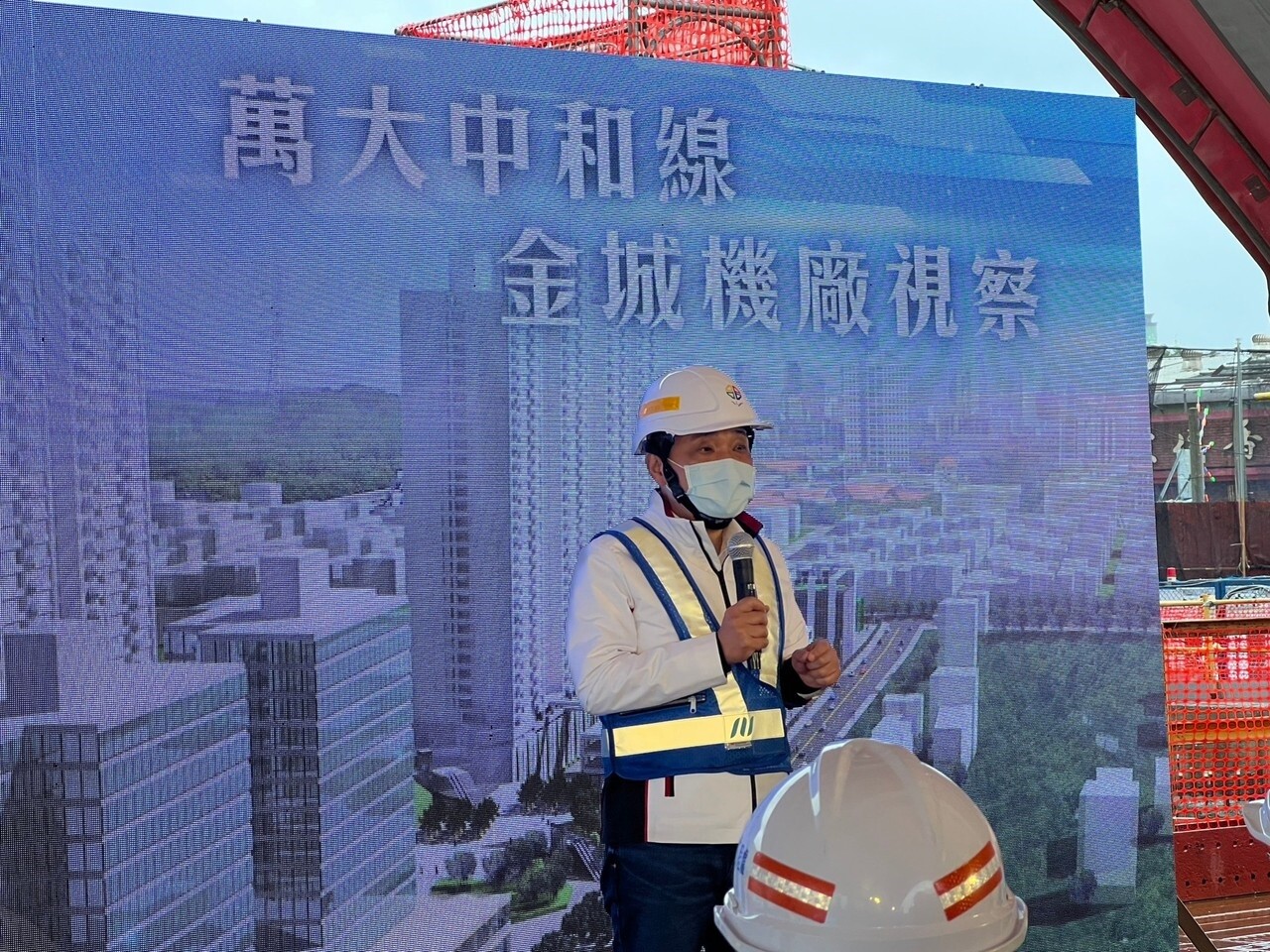 新北市長侯友宜今上午赴萬大中和線金城機場視察。記者李成蔭／攝影 