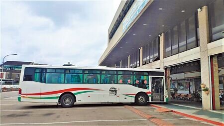 苗栗縣敬老愛心卡只能搭乘客運、捷運,地方希望能擴大服務項目,縣府社會處研擬以交通為主,新增使用項目。(李京昇攝)