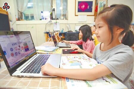 
教育部國教署前署長吳清山示警，30年來出生人口少了一半，對國民教育影響遠超出預期，圖為疫情期間，學童線上學習。（本報資料照片）
