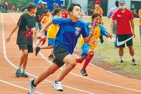 不少小學校長直言,有學校學生數少到辦不成大隊接力比賽,圖為大安溪泰雅北勢群五所國小聯合運動會。(黃子明攝)