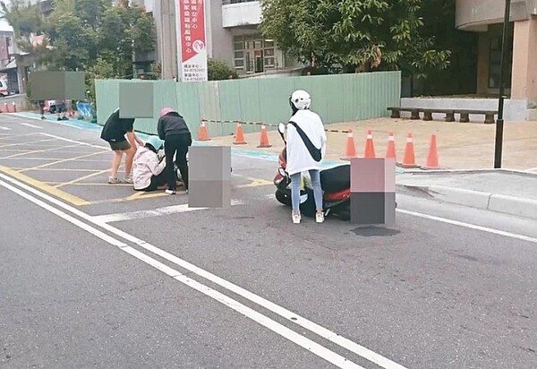 田中鎮公所新建人行道,與白線相隔15公分,被誤認為機車道。圖/網友提供