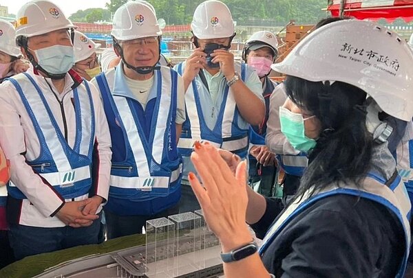 新北市長侯友宜(左一)昨赴萬大中和線金城機廠視察,並聽取解說介紹。記者李成蔭/攝影
