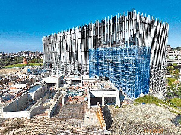 立法院教育及文化委員會昨日考察新北市美術館、鶯歌陶瓷博物館等藝文建設,文化局指出,新北市美術館主體工程預計明年完成,盼透過三鶯文創計畫,打造北台灣藝術重鎮。(新北市文化局提供/蔡雯如新北傳真)