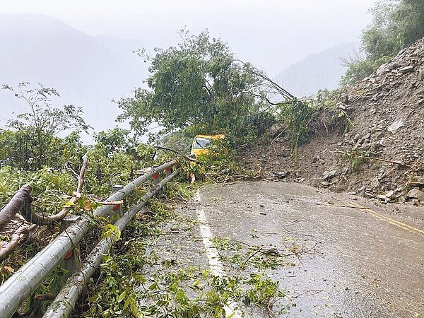 蘇花公路台9線119.4K處邊坡昨發生坍方,樹木倒壓停在路側的工程車,所幸沒有人受傷。(公路總局提供/吳佩蓉宜蘭傳真)