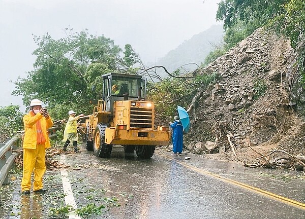 蘇花路廊台9線119.4公里處崩坍，南澳工務段派遣大型機具清除。圖／警方提供
