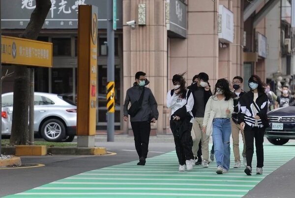 新竹市風大，街頭常見女生長髮被風吹亂。圖／取自「新竹市 新鮮事」臉書

