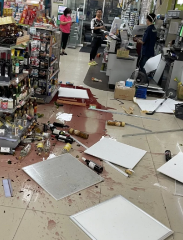 台東昨天傍晚的地震，部分店家的商品都被震倒、受損。圖／讀者提供