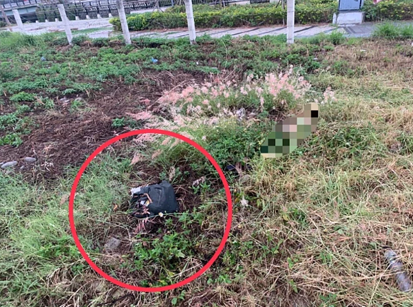 台中市北屯區崇德六路、榮德公園的空地,在昨天下午發現一具女性骨骸,警方到場採證調查死因。圖/讀者提供