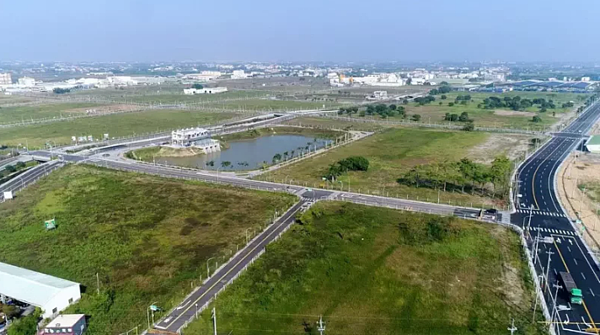 台南市政府地政局辦理麻豆工業區設定地上權招商,該工業區離南科僅需10至15分,地點相當便利。圖/地政局提供