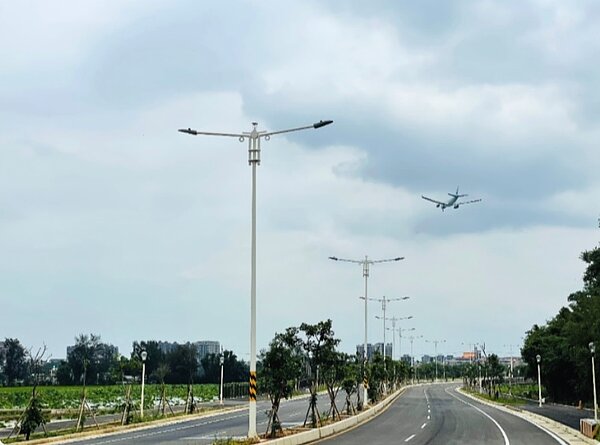 全線中央分隔島路燈桿及號誌共桿採用飛機意象設計。圖／營建署提供
