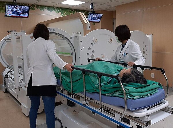 范姓男子一家四口經高壓氧治療後順利恢復。圖/大千綜合醫院提供