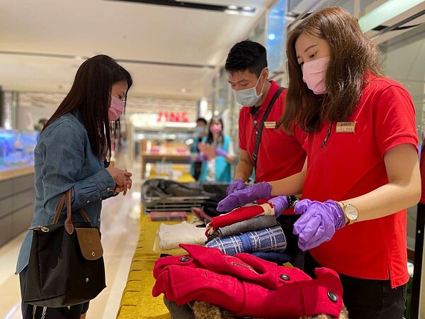 新竹市回收行動ㄅㄨㄅㄨ車週末將前進新竹大遠百戶外廣場,回收20件衣物即可兌換1000ml的洗衣精。圖/新竹市政府提供