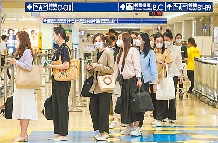 疫情指揮中心指揮官王必勝表示,2日將開會討論確診者隔離天數從目前的7+7改為5+0。圖為桃園機場入境旅客。(陳麒全攝)