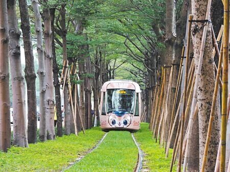 全台不少縣市大興土木蓋捷運,但財務、營運卻不如預期,圖為高雄輕軌。(本報資料照片)