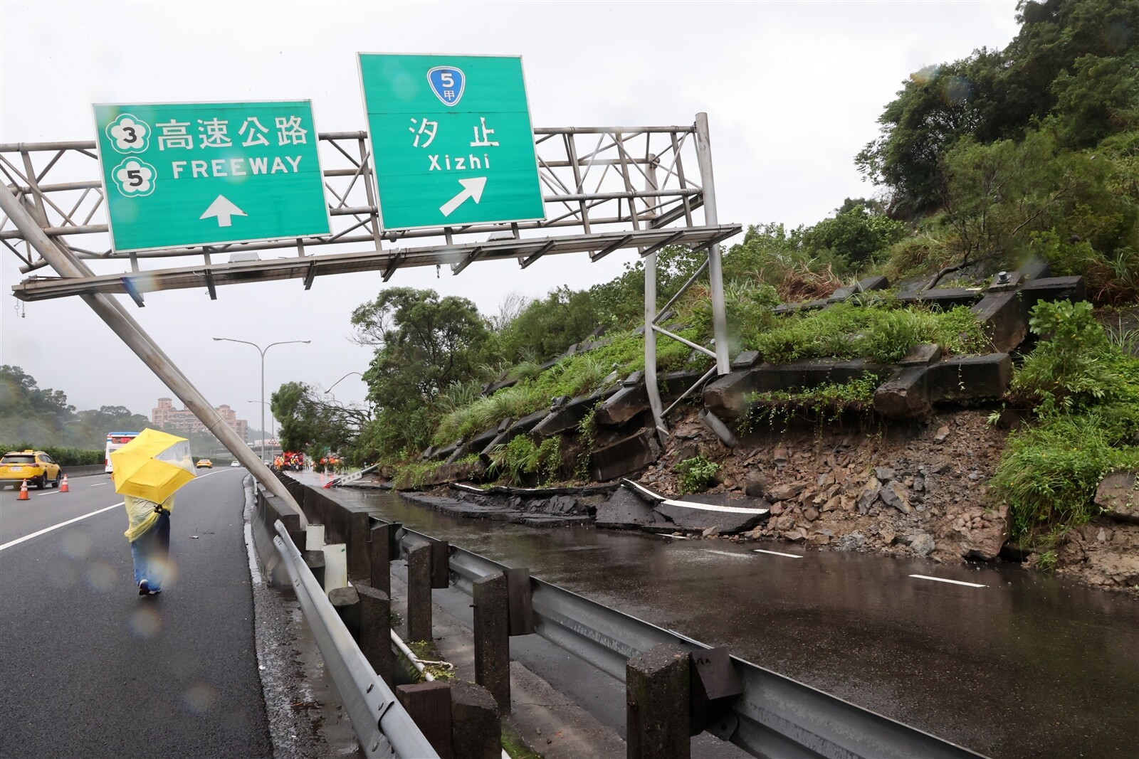 中山高南下汐止交流道右方的山壁驚傳崩塌，土石滑落車道，高公局封路搶修。記者胡經周／攝影 