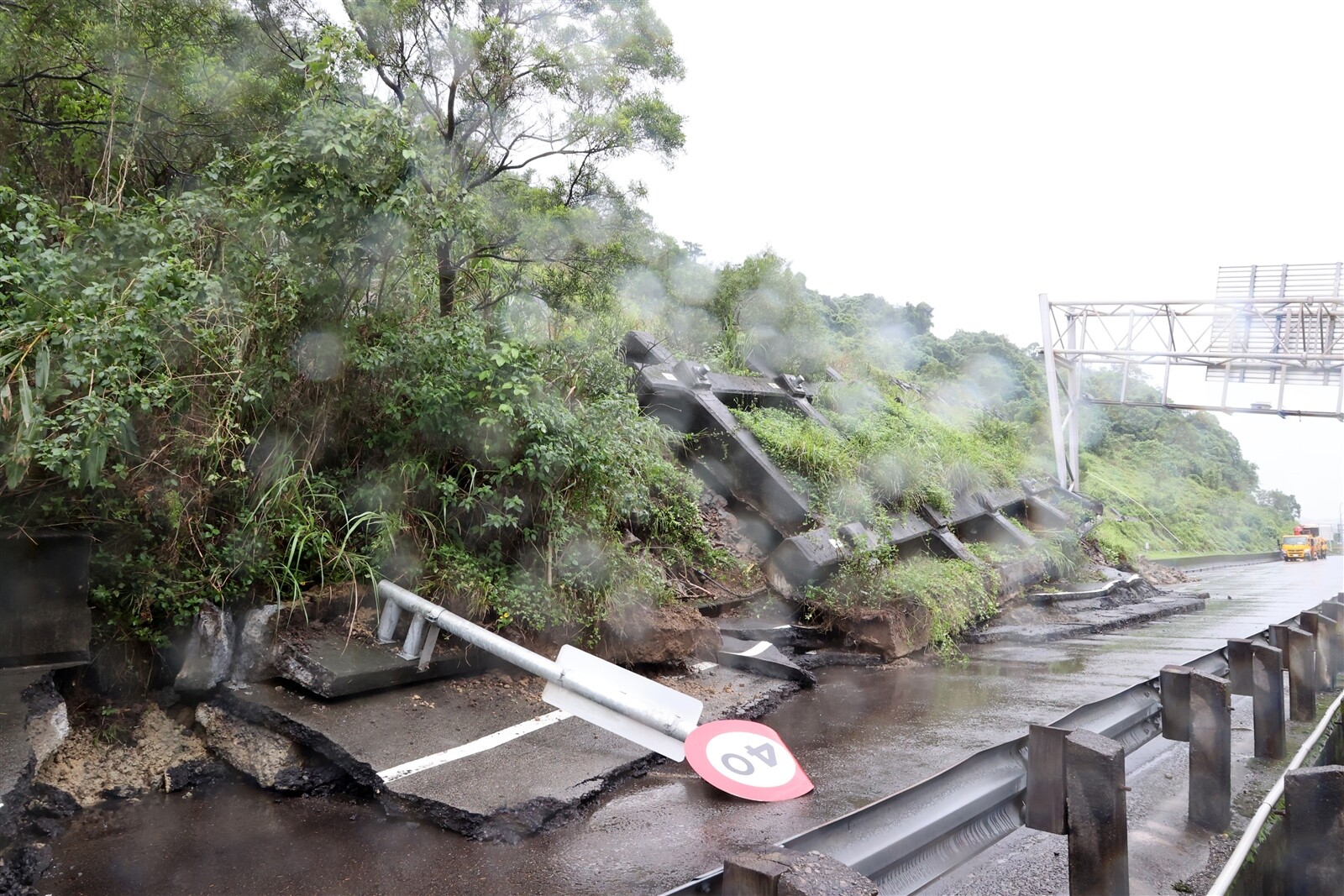 中山高南下汐止交流道右方的山壁驚傳崩塌，土石滑落車道，高公局封路搶修。記者胡經周／攝影 