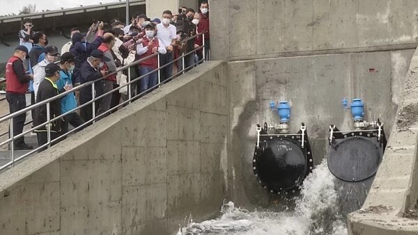 新北市長侯友宜前往成洲抽水站視察防汛狀況。記者江婉儀/攝影