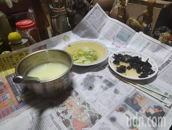 一家6口清粥2樣菜。圖／嘉義城隍廟慈善會提供