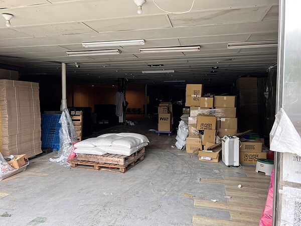 寵物飼料分裝廠分裝標示不明飼料。圖/新北市府提供