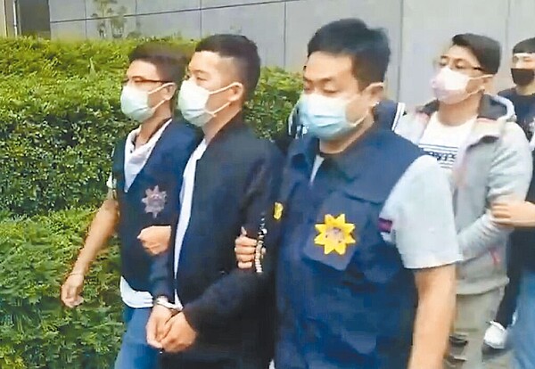 自稱天道盟美鷹會中和分會長的30歲鄧姓男子(左二),涉嫌向包商恐嚇取財。(翻攝畫面/胡欣男台北傳真)