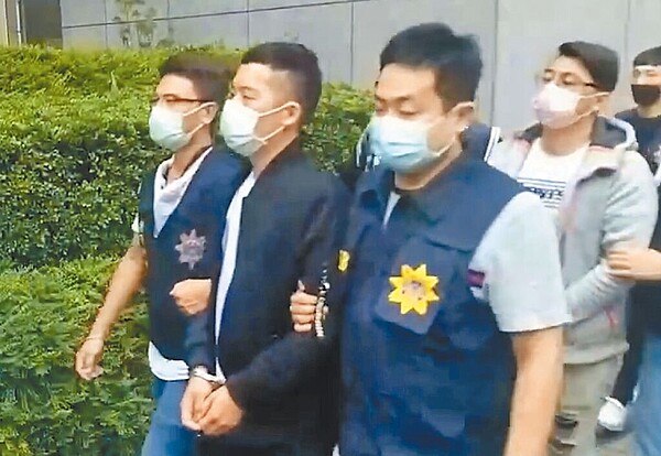 自稱天道盟美鷹會中和分會長的30歲鄧姓男子（左二），涉嫌向包商恐嚇取財。（翻攝畫面／胡欣男台北傳真）