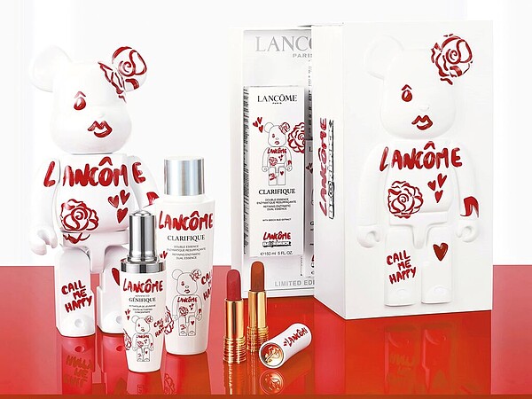 大葉高島屋的蘭蔻在11日至30日期間,推出單筆滿3000元、內含BE@RBRICK聯名商品,即贈100%BE@RBRICK公仔,絕對完美柔霧脣膏BE@RBRICK限定版,1350元。(大葉高島屋提供)