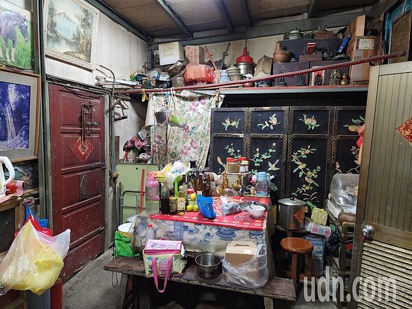 一家６口長期擠住在簡陋搭建的貨櫃屋裡，生活環境惡劣，圖為廚房及餐桌。圖／嘉義城隍廟慈善會提供