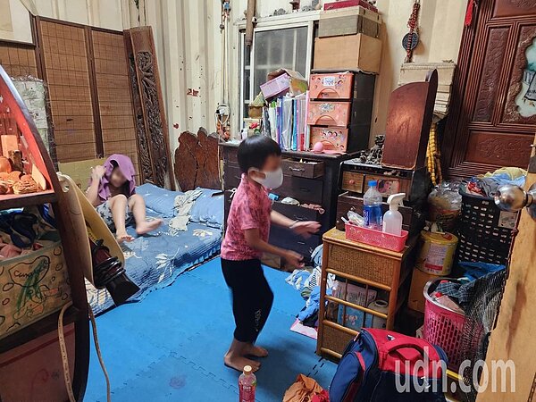 約2坪大的房間擠6人。圖／嘉義城隍廟慈善會提供