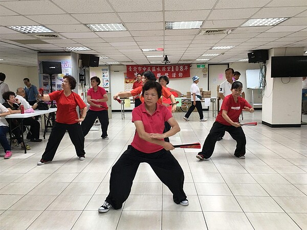 林全義會特別安排，讓里民於活動慶祝前上台表演。圖／水源里里長林全義提供