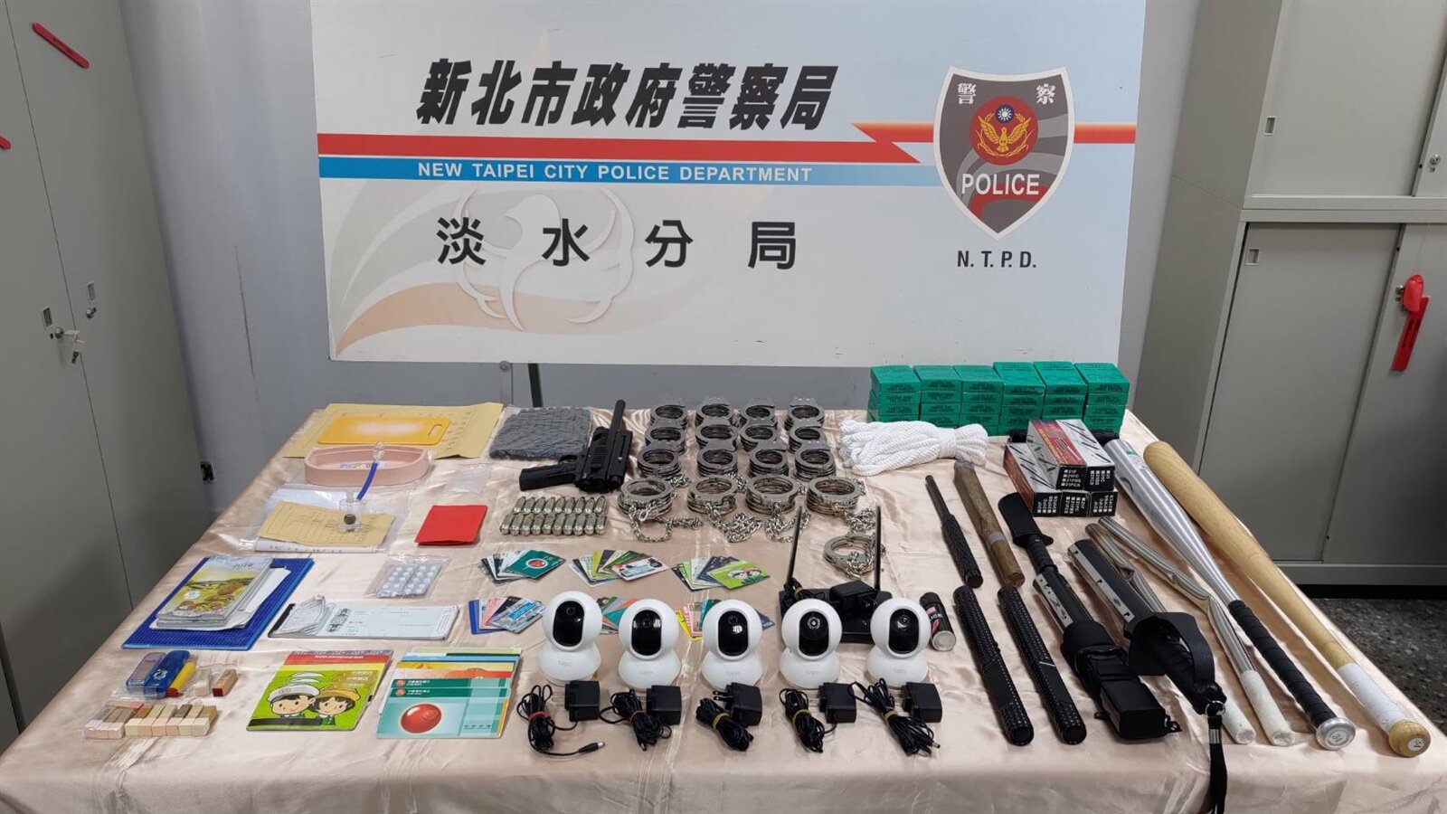 警方在屋內搜出大批手銬、腳鐐、電擊棒等凌虐凶器,以及帳簿、銀行存摺、提款卡等證物。圖/好房網News記者王銘紳翻攝