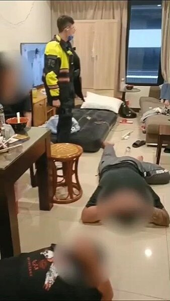 警方攻堅逮捕8名詐騙集團並救出26名被害人。圖/好房網News記者王銘紳翻攝