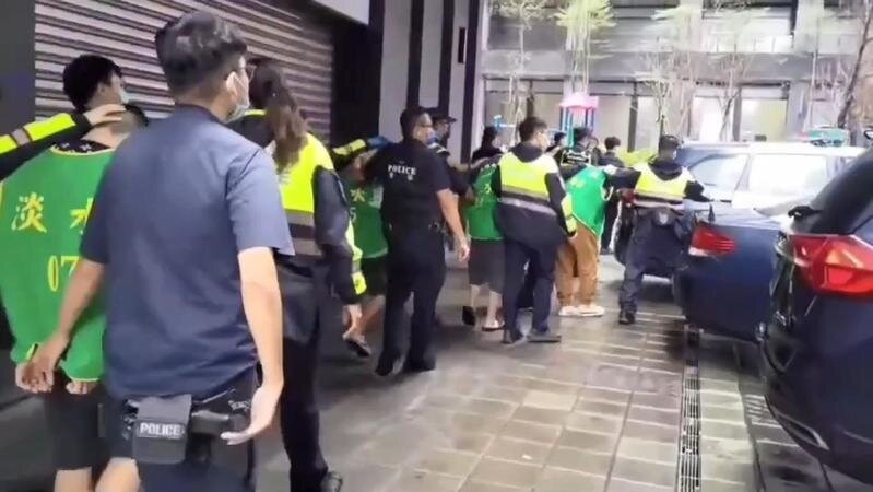 淡水警方攻堅逮捕詐騙集團。圖/好房網News記者王銘紳翻攝