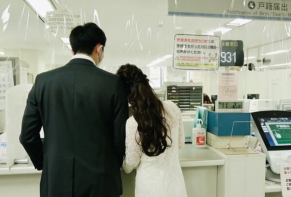 鄭家純甜蜜依偎AKIRA辦理登記。圖/千巡影世提供