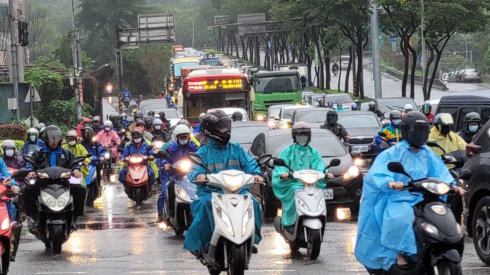 國一南向10.1K坍方影響,今天上午車流量很大,警方疏導交通。記者游明煌/攝影